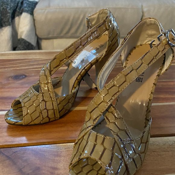 Fashion Luxury Goods high heels size 6.5 - Picture 1 of 2